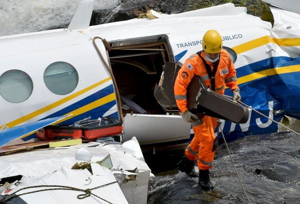 Violão de Marília Mendonça e demais pertences das vítimas de tragédia em MG são retirados de aeronave
