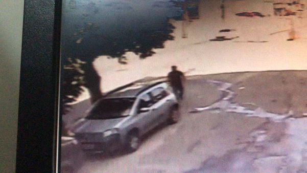 Dois homens  foram flagrados fugindo do local em um veículo Fiat Uno de cor cinza