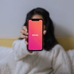 Os afetos negativos atravessam 46,4% das narrativas nas redes sociais sobre o amor, enquanto a felicidade está presente em 22,7% das vezes