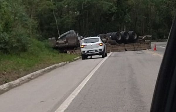 Caminhão tombou na BR 262, em Vitor Hugo