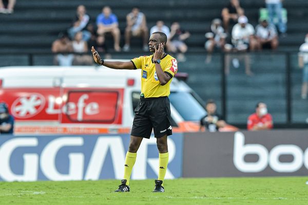 O árbitro Luiz Flavio de Oliveira esperou o VAR da o veredito sobre o quarto gol do Botafogo. Primeiro anulou o gol, e depois validou