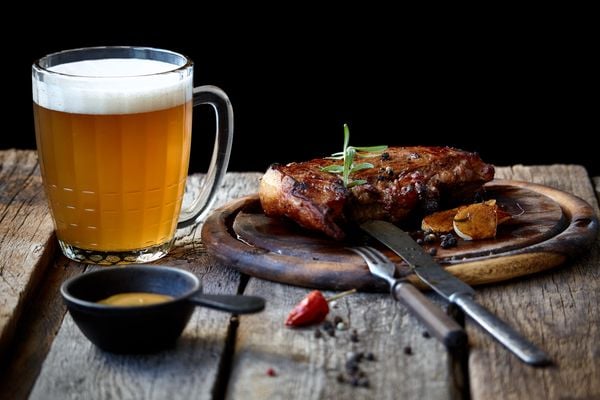 Cerveja e carne de churrasco