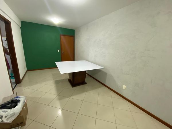  O acabamento cimento queimado aplicado na parede da sala do Hiago Comarela  por Arquivo Pessoal de Hiago Comarela 