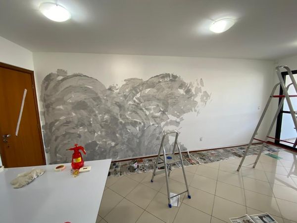  O acabamento cimento queimado aplicado na parede da sala do Hiago Comarela  por Arquivo Pessoal de Hiago Comarela 