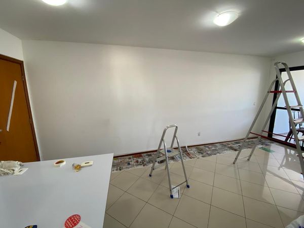  O acabamento cimento queimado aplicado na parede da sala do Hiago Comarela  por Arquivo Pessoal de Hiago Comarela 
