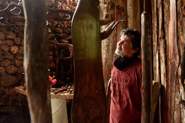 Neusso Ribeiro Farias, artista plástico e criador da Casa de Pedra em Jacaraípe
