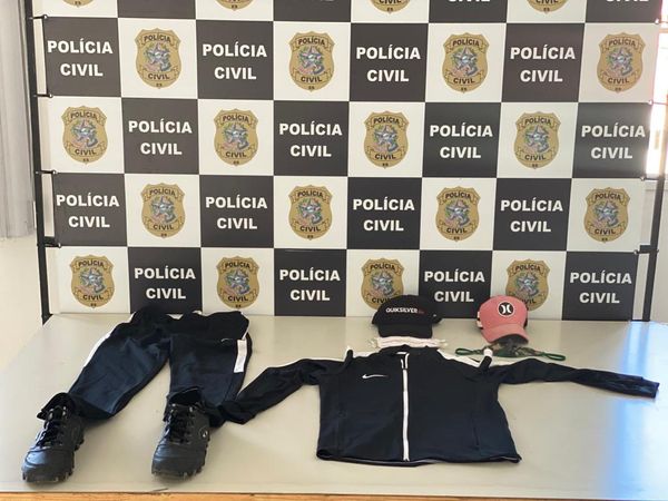 Roupas utilizadas no crime foram encontradas no carro utilizado pelos criminosos