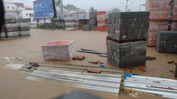 Alagamento também atinge áreas do entorno da BR 101, no Centro de Fundão por Marcelo Zuccolotto