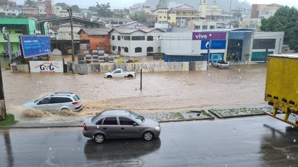 Alguns veículos se arriscaram a passar por trecho alagado da BR 101, em Fundão por Marcelo Zuccolotto