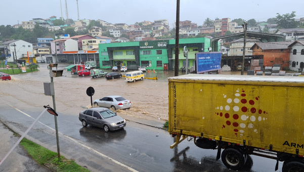 Alguns veículos se arriscaram a passar por trecho alagado da BR 101, em Fundão por Marcelo Zuccolotto