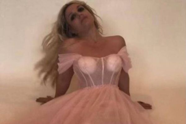 Britney Spears posa vestida de noiva e diz que modelo de seu casamento será feito por Donatella Versace 