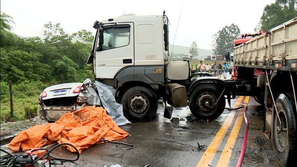 Quatro mortos em acidente entre carro e carreta na BR 259. por Heriklis Douglas