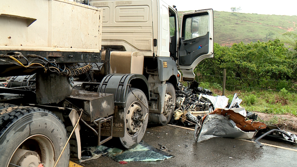 Quatro mortos em acidente entre carro e carreta na BR 259. por Heriklis Douglas