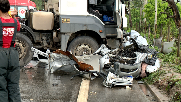 Quatro mortos em acidente entre carro e carreta na BR 259. por Heriklis Douglas