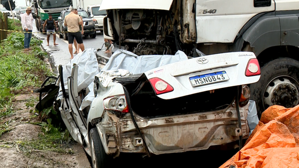 Quatro mortos em acidente entre carro e carreta na BR 259. por Heriklis Douglas