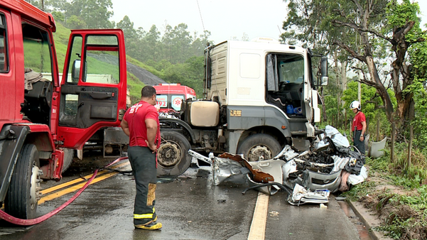Quatro mortos em acidente entre carro e carreta na BR 259. por Heriklis Douglas