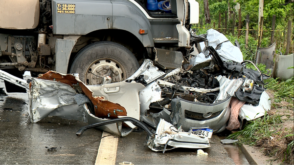 Quatro mortos em acidente entre carro e carreta na BR 259. por Heriklis Douglas