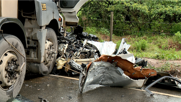 Quatro mortos em acidente entre carro e carreta na BR 259. por Heriklis Douglas