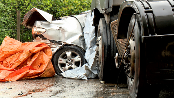 Quatro mortos em acidente entre carro e carreta na BR 259. por Heriklis Douglas