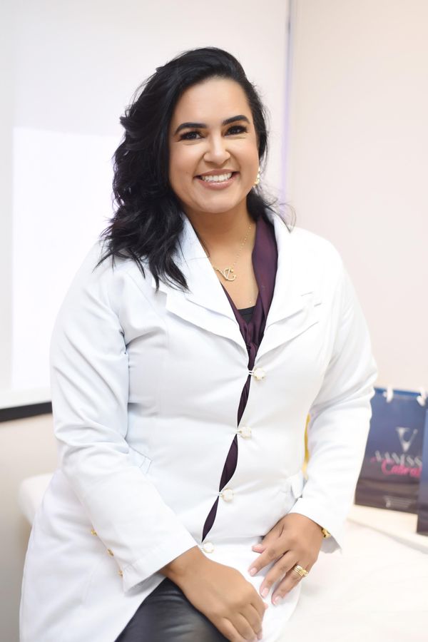 A empresária e esteticista Vanessa Cabral explica que há diversos fatores que causam a celulite, sendo o fator hormonal o mais comum.