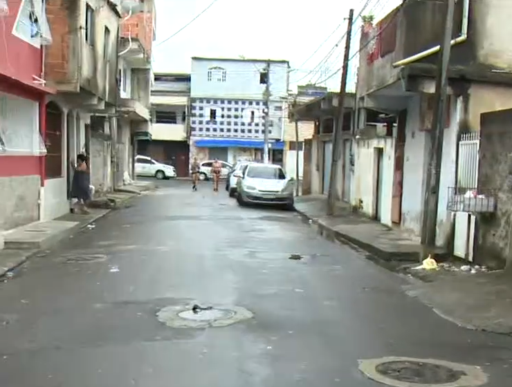 Rua onde o jovem baleado correu após ser baleado. Crédito: Reprodução | TV Gazeta