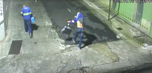 Com uniforme e usando facas, homens ameaçaram funcionários em farmácia de Vitória