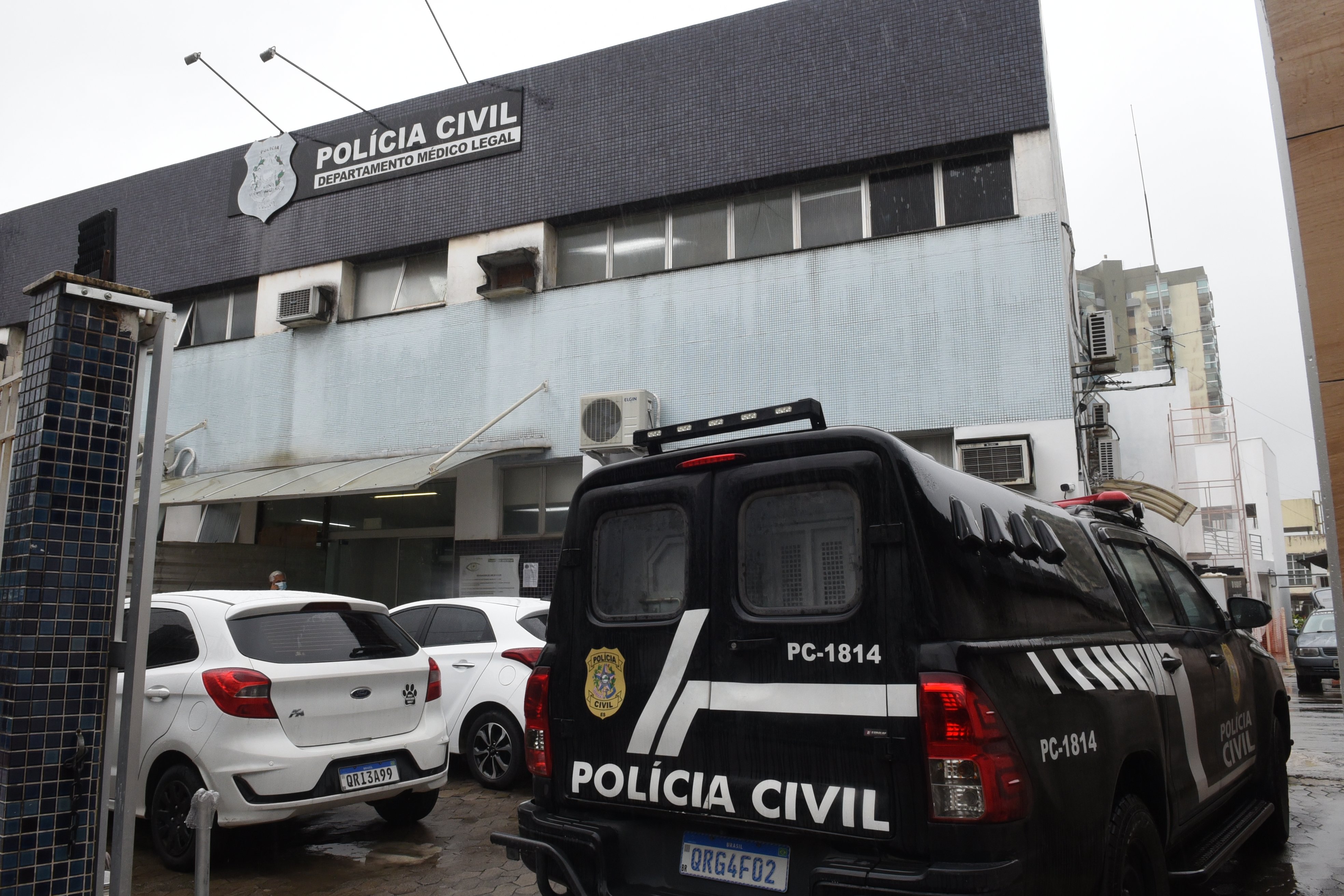 A perícia da Polícia Civil foi acionada para atendimento da ocorrência por volta das 22h30 de domingo (29); vítima morreu no local do acidente