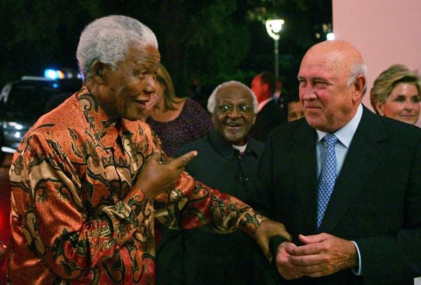 Os ex-presidentes sul-africanos Nelson Mandela e Frederik Willem de Klerk
