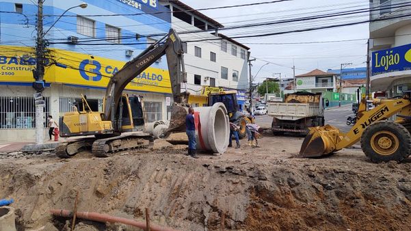 Rua em obra antes da chuva