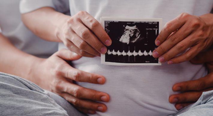 Primeiro caso de gravidez de homem transexual foi registrado nos Estados Unidos, em 2008. Hoje, processo tem se tornado cada vez mais comum
