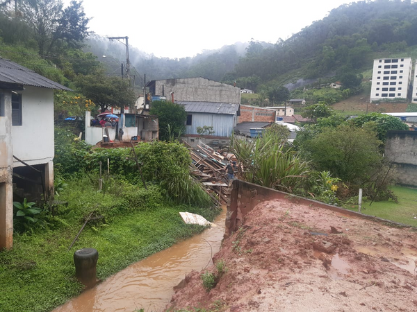Casa desaba e irmãos idosos ficam soterrados em Marechal Floriano. Crédito: Corpo de Bombeiros