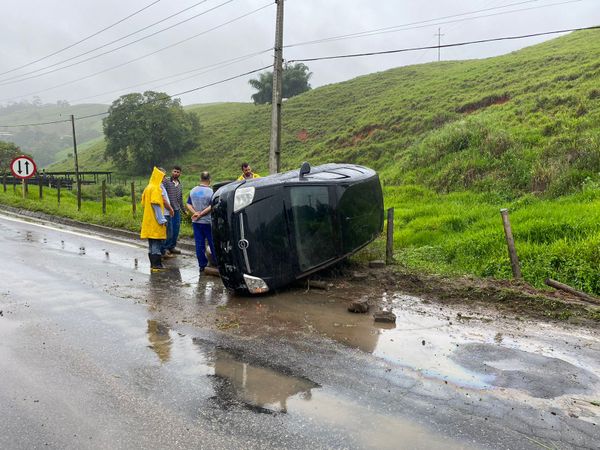 Segundo o motorista, chovia no momento do acidente e o acidente aconteceu logo após ele passar em um desnível da pista