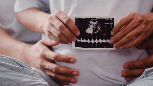 Homens transexuais podem engravidar. Primeiro caso registrado foi em 2008, nos Estados Unidos