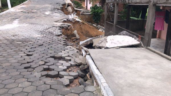 Na Rua Seis, em Bonsucesso I, o calçamento desabou