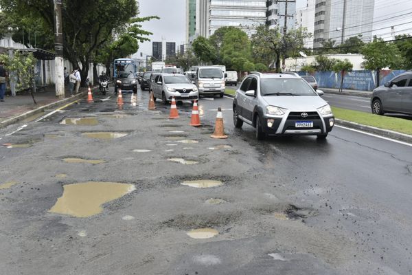 Obra da Cesan causa transtorno a pedestres e motoristas na Avenida Reta da Penha por Renato Medeiros