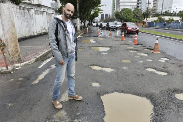 Obra da Cesan causa transtorno a pedestres e motoristas na Avenida Reta da Penha por Renato Medeiros