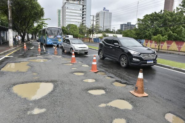 Obra da Cesan causa transtorno a pedestres e motoristas na Avenida Reta da Penha por Renato Medeiros