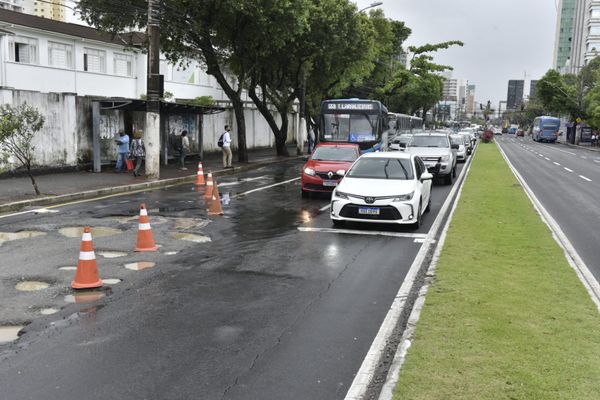 Obra da Cesan causa transtorno a pedestres e motoristas na Avenida Reta da Penha por Renato Medeiros