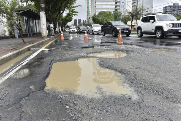 Obra da Cesan causa transtorno a pedestres e motoristas na Avenida Reta da Penha