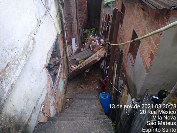 Parte de casa desaba e afeta outras residências em São Mateus  por Divulgação/ Defesa Civil 
