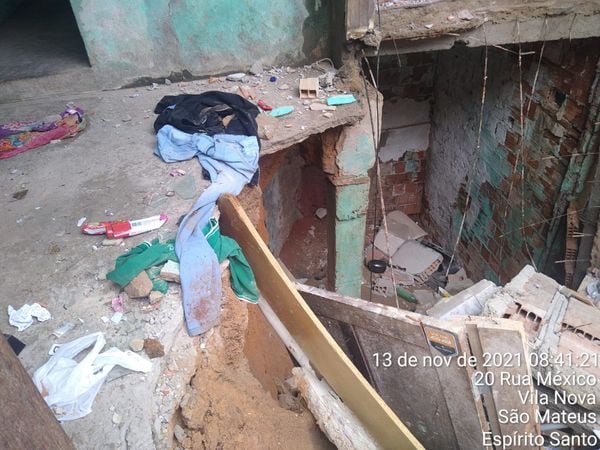 Parte de casa desaba e afeta outras residências em São Mateus  por Divulgação/ Defesa Civil 