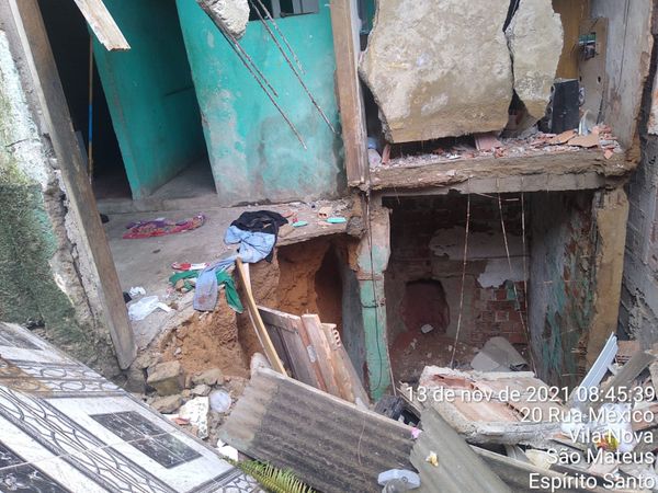 Parte de casa desaba e afeta outras residências em São Mateus  por Divulgação/ Defesa Civil 