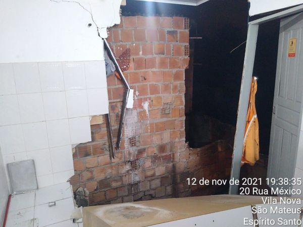 Parte de casa desaba e afeta outras residências em São Mateus  por Divulgação/ Defesa Civil 