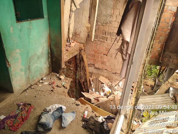 Parte de casa desaba e afeta outras residências em São Mateus  por Divulgação/ Defesa Civil 