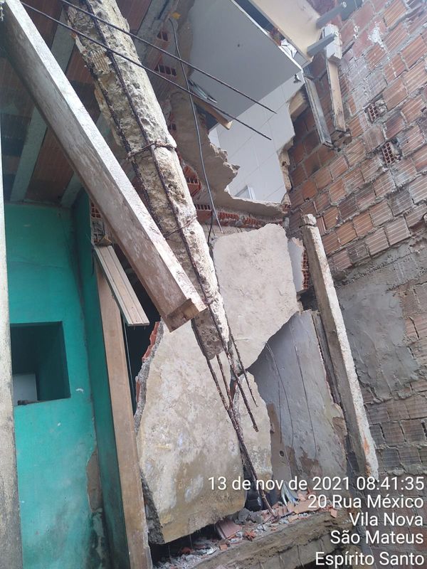 Parte de casa desaba e afeta outras residências em São Mateus  por Divulgação/ Defesa Civil 