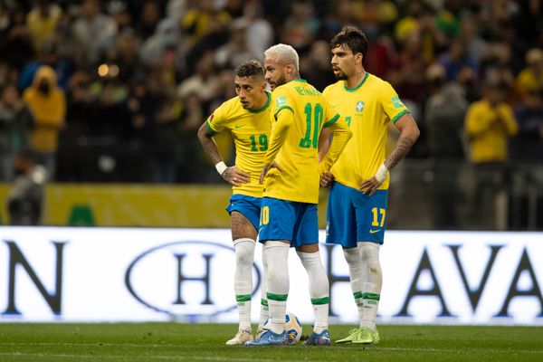 Raphinha, Neymar e Paquetá em lance de bola parada