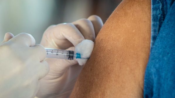 Vacina foi lançada nesta quarta (8) no país; preço da dose está entre R$ 800 e R$ 950