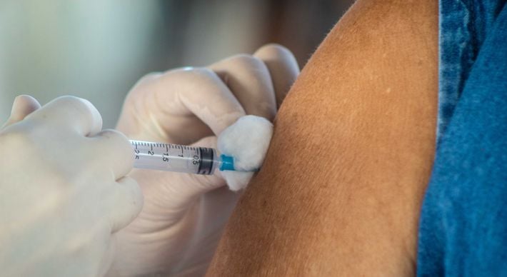 Todas as pessoas com mais de 60 anos tomaram pelo menos duas doses de vacina contra a Covid-19. Chegada de nova variante aponta ainda mais a importância de vacinar toda a população