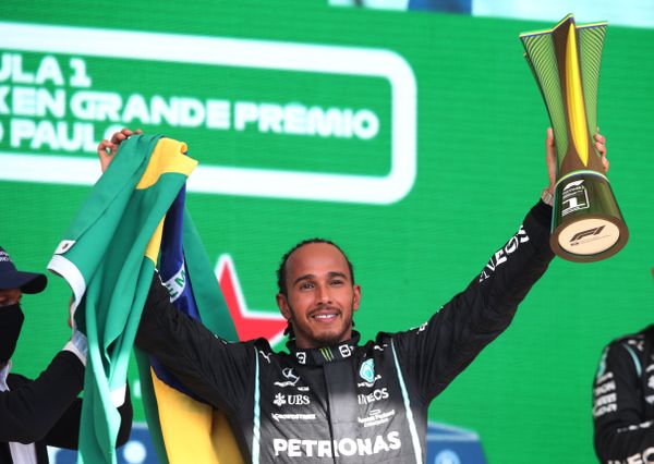 Hamilton comemora troféu no pódio após vencer a GP São Paulo