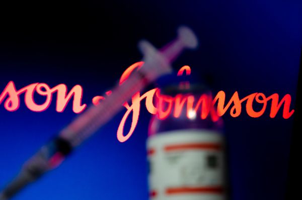 RIO DE JANEIRO, RJ, 02.03.2021 - CORONAVÃRUS-VACINA - Imagem ilustrativa da vacina Jonhson&Jonhson/Janssen com réplica de ampola, seringa e logomarca em tela de fundo. (Foto: Kevin David/A7 Press/Folhapress)